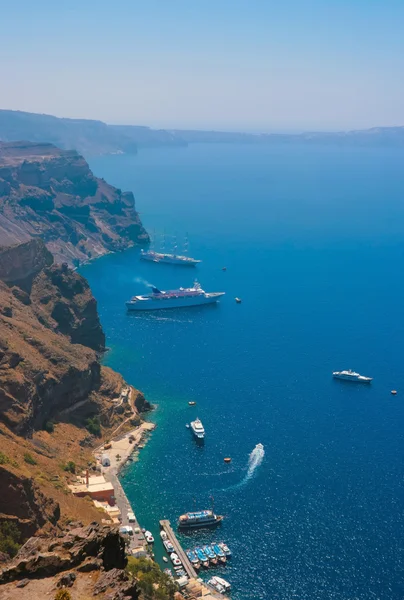 Harbor in Santorini with cruise ships — Stock Photo, Image