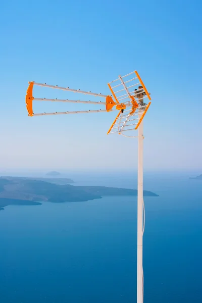 TV antenna against volcano in Santorini — Stock Photo, Image