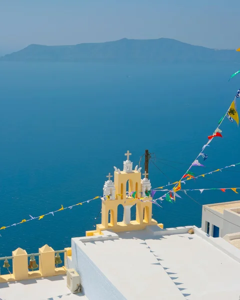 Increíble vista de la capilla amarilla en Oia, Santorini —  Fotos de Stock