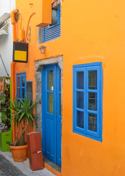 Hermosa casa colorida con ventanas azules en Santorini — Foto de Stock