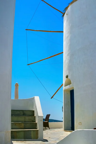 Slavné větrný mlýn v oia na ostrově santorini — Stock fotografie