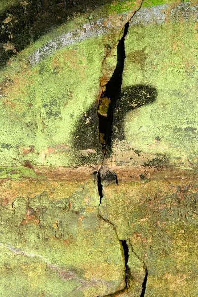 Green grunge background with big crack in the wall — Stock Photo, Image