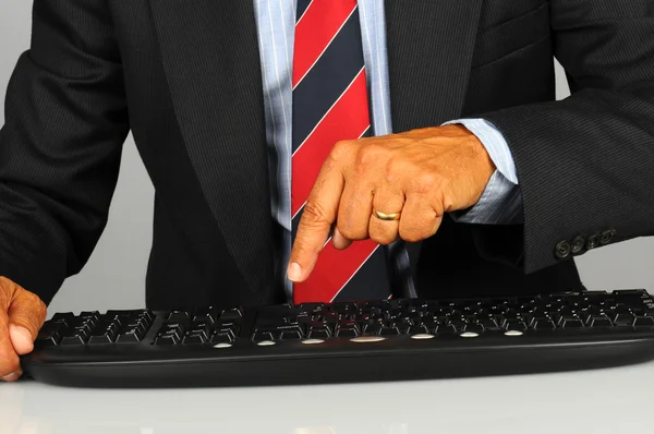 Biznesmen naciśnięcie klawisza na klawiaturze — Zdjęcie stockowe
