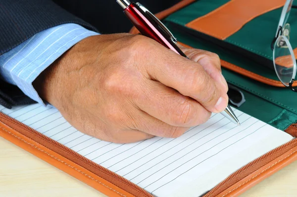 Επιχειρηματία γράφοντας στο σημειωματάριο — Φωτογραφία Αρχείου