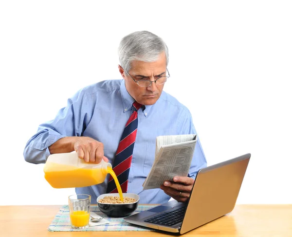 Mann mittleren Alters gießt Milch in seine Müslischale — Stockfoto