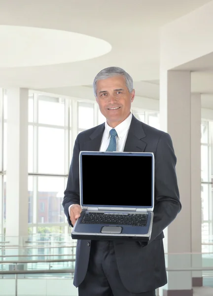 Бізнесмен з ноутбуком — стокове фото