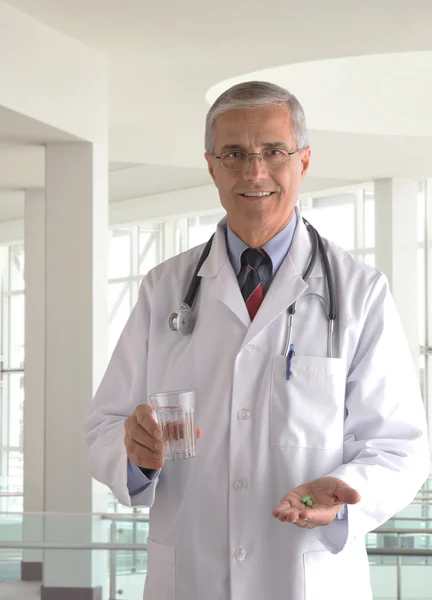 Середній Віці Лікар Labcoat Таблетки Склянку Води Сучасному Медичному Закладі — стокове фото