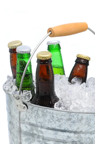 Fecho de um balde de garrafas de cerveja variadas — Fotografia de Stock