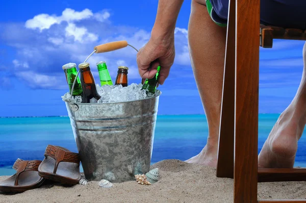 Homem na praia com um balde de cerveja — Fotografia de Stock