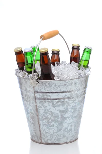 Bottiglie di birra assortite in un secchio di ghiaccio — Foto Stock