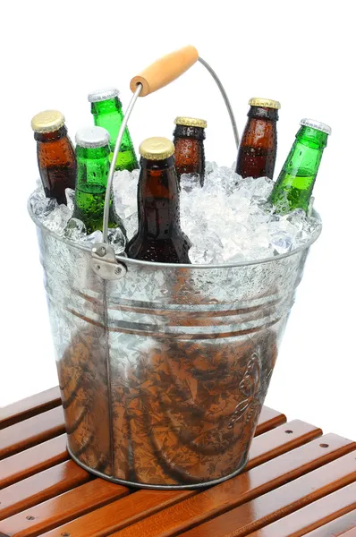 Cubo Cerveza Lleno Botellas Surtidas Cubitos Hielo Mesa Teca Frente — Foto de Stock