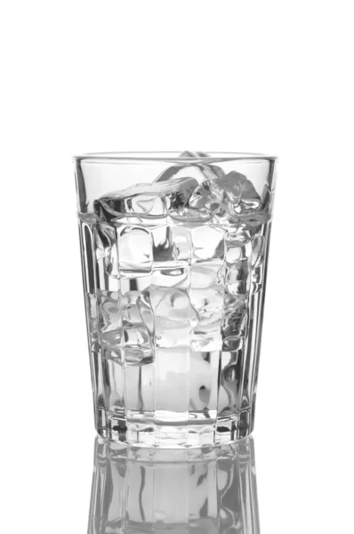 Närbild på ett glas vatten och is — Stockfoto