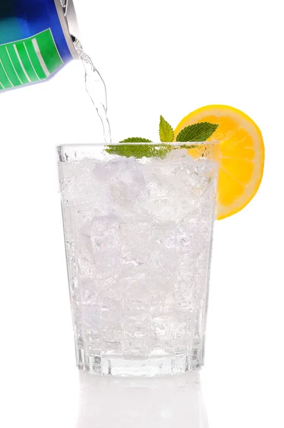 Soda versando da una lattina in un bicchiere . — Foto Stock
