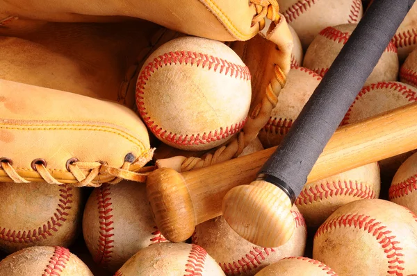 Vintage honkbal apparatuur, vleermuis, ballen, handschoen — Stockfoto