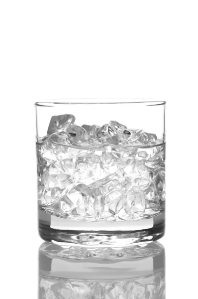 Bliska w szklance wody i lodu — Zdjęcie stockowe