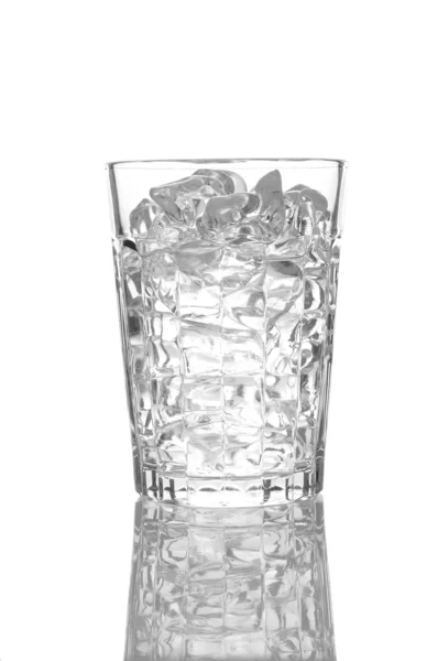 Primo piano di un bicchiere di acqua e ghiaccio — Foto Stock