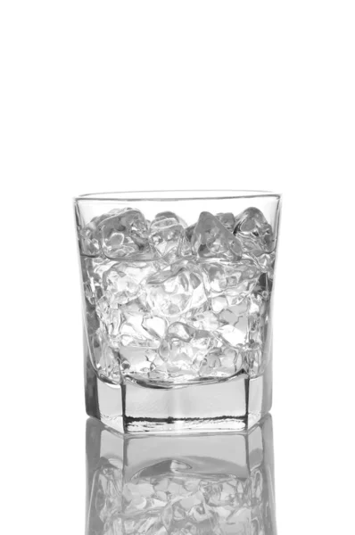 Закрыть стакан воды и льда — стоковое фото