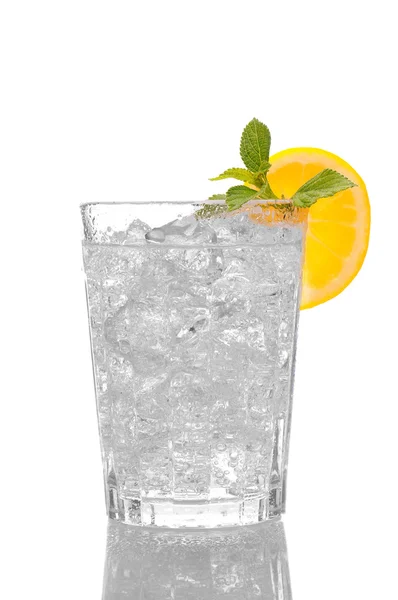 Primer plano de un vaso de agua y hielo —  Fotos de Stock