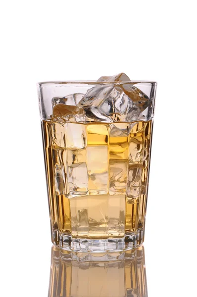 Primo piano di un bicchiere di whisky e ghiaccio — Foto Stock