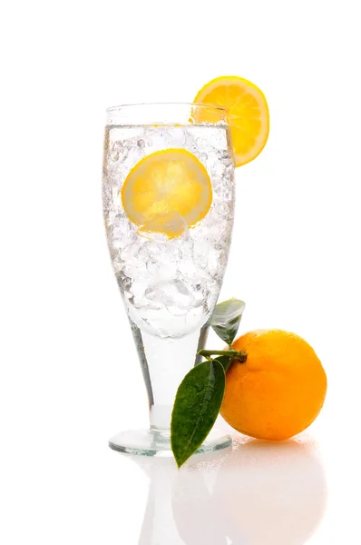 Detail sklenice vody a ledu s citronem — Stock fotografie
