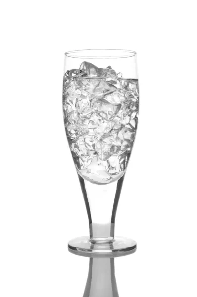Gros plan d'un verre d'eau et de glace — Photo