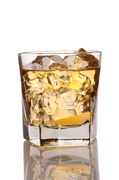 Κοντινό πλάνο της ένα ποτήρι ουίσκι και το πάγο — Φωτογραφία Αρχείου