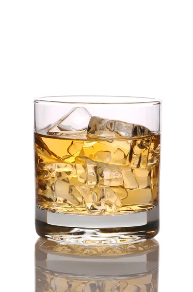 关闭一杯威士忌和冰的 — 图库照片