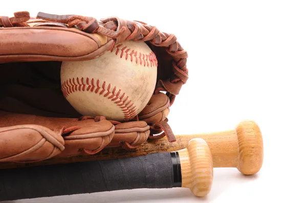 Rękawica baseball piłki i dwa nietoperze na biały z lato — Zdjęcie stockowe