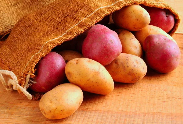 Wycieki z juta worek ziemniaków — Zdjęcie stockowe