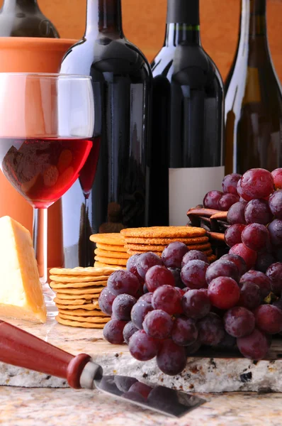 Вино, сыр и крекеры натюрморт — стоковое фото