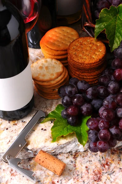 Tirbuşon ve kraker ile şarap natürmort — Stok fotoğraf