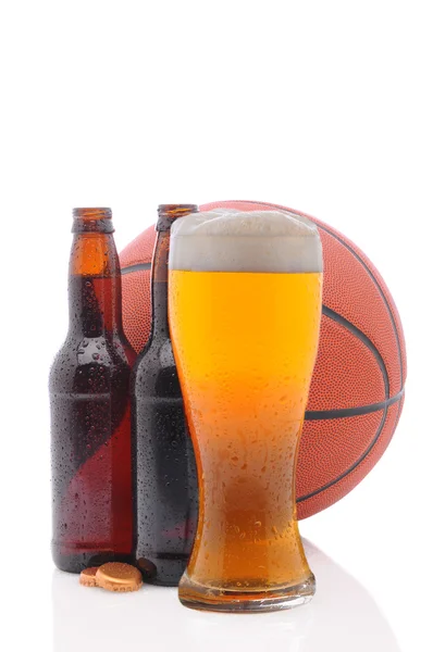 Баскетбол и две бутылки пива и стекло — стоковое фото