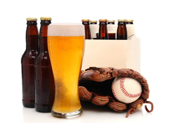Garrafas de cerveja e luva de beisebol com bola — Fotografia de Stock