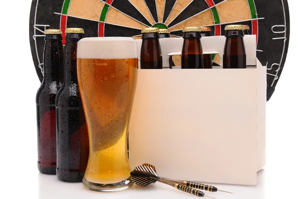 Bierflessen met darts en dartbord — Stockfoto