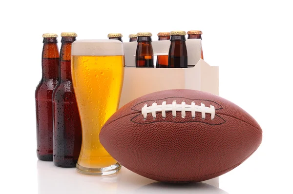 Botellas de cerveza y fútbol americano —  Fotos de Stock