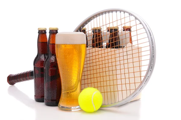 Bottiglie di birra con racchetta da tennis e palla — Foto Stock