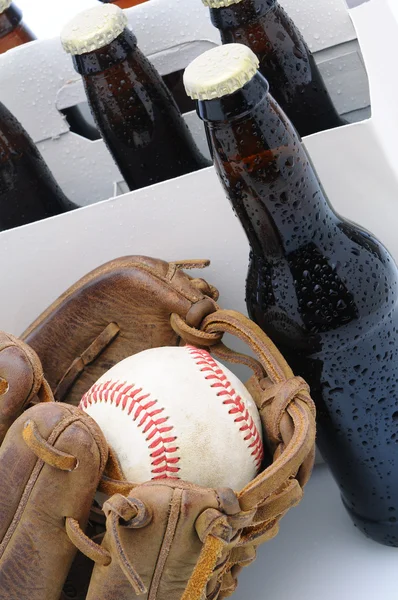 Sex-pack öl och baseball handske — Stockfoto