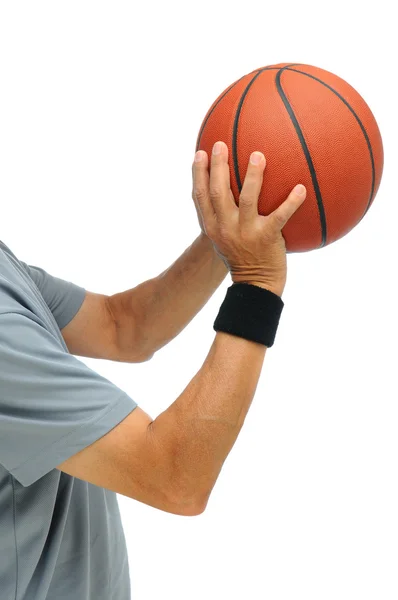 Primer plano de un hombre disparando una pelota de baloncesto — Foto de Stock