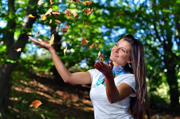 Sonbahar kız portre açık havada ve orman içinde belgili tanımlık geçmiş — Stok fotoğraf