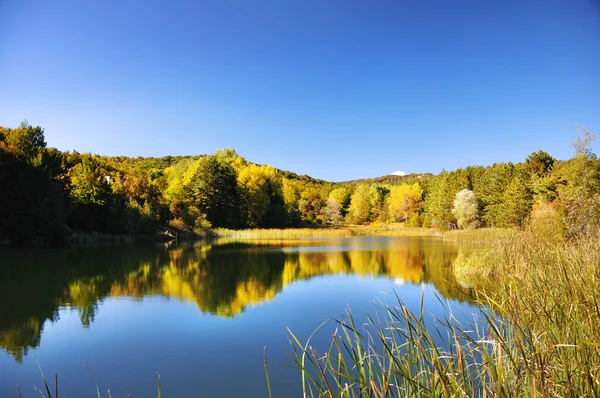 秋の山の上に湖 — ストック写真