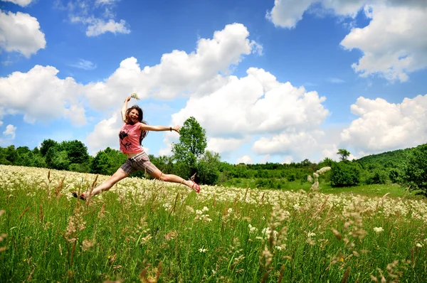 Szczęśliwa Dziewczyna Skoki Zielone Pole Błękitne Niebo — Zdjęcie stockowe