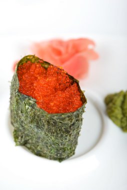 Kırmızı tobiko sushi