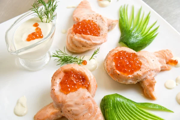 Filetto di salmone arrosto con caviale rosso — Foto Stock