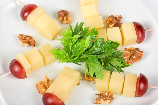 チーズとブドウのナット — ストック写真