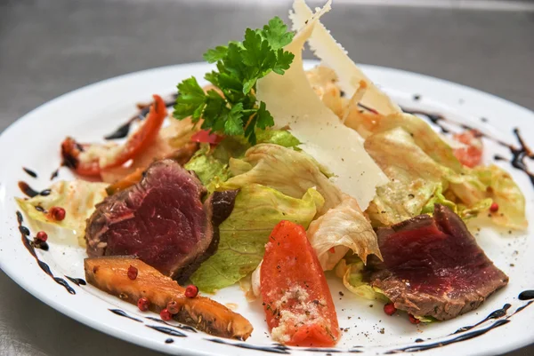 Salada com rosbife — Fotografia de Stock