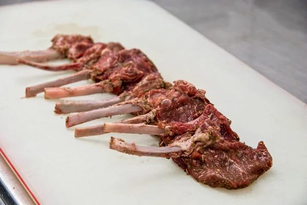 Surowy jagnięciny marynowane mięso — Zdjęcie stockowe