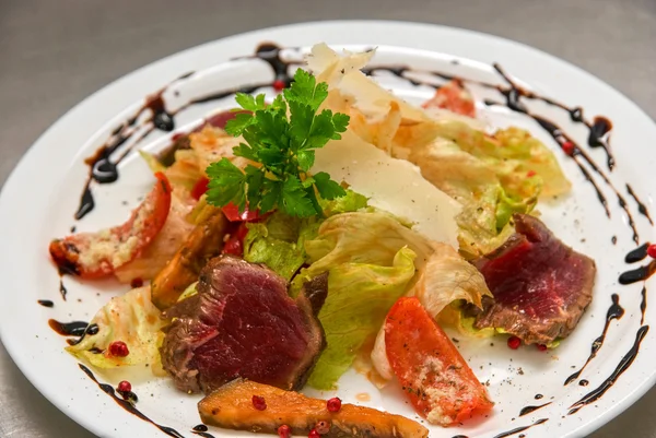 Salat mit Roastbeef — Stockfoto
