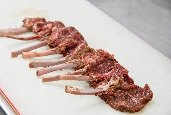 原料腌制的羔羊肉 — 图库照片