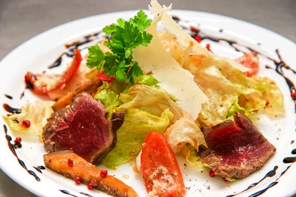 Salat mit Roastbeef — Stockfoto