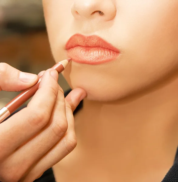 Aplicar contorno de labios —  Fotos de Stock